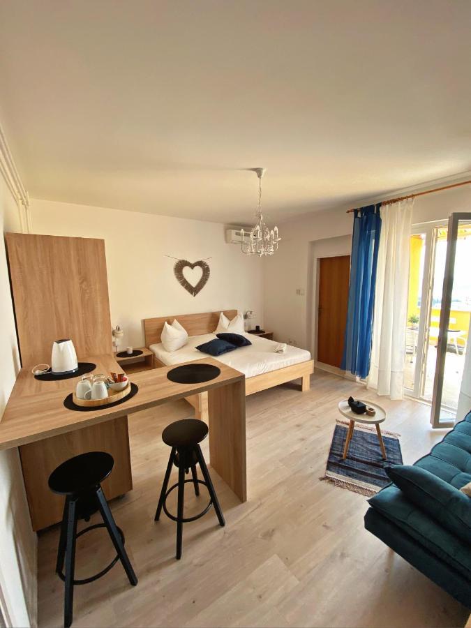 The Manzoni Family 3 Hotel Punat Bagian luar foto