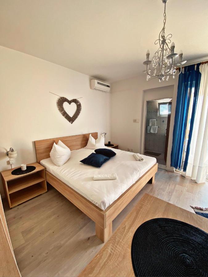 The Manzoni Family 3 Hotel Punat Bagian luar foto
